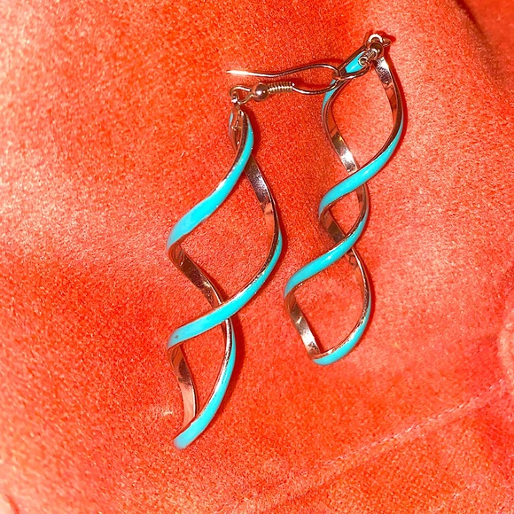 Beautiful spiral dangle blue on silver drop earrings - Picture 3 of 4